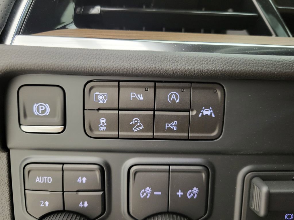 New 2025 Chevrolet Suburban High Country image 7