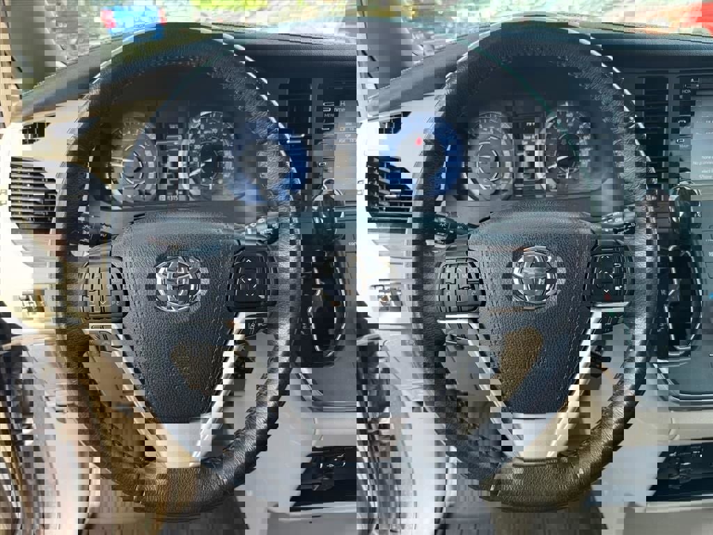 Used 2019 Toyota Sienna XLE FWD image 24