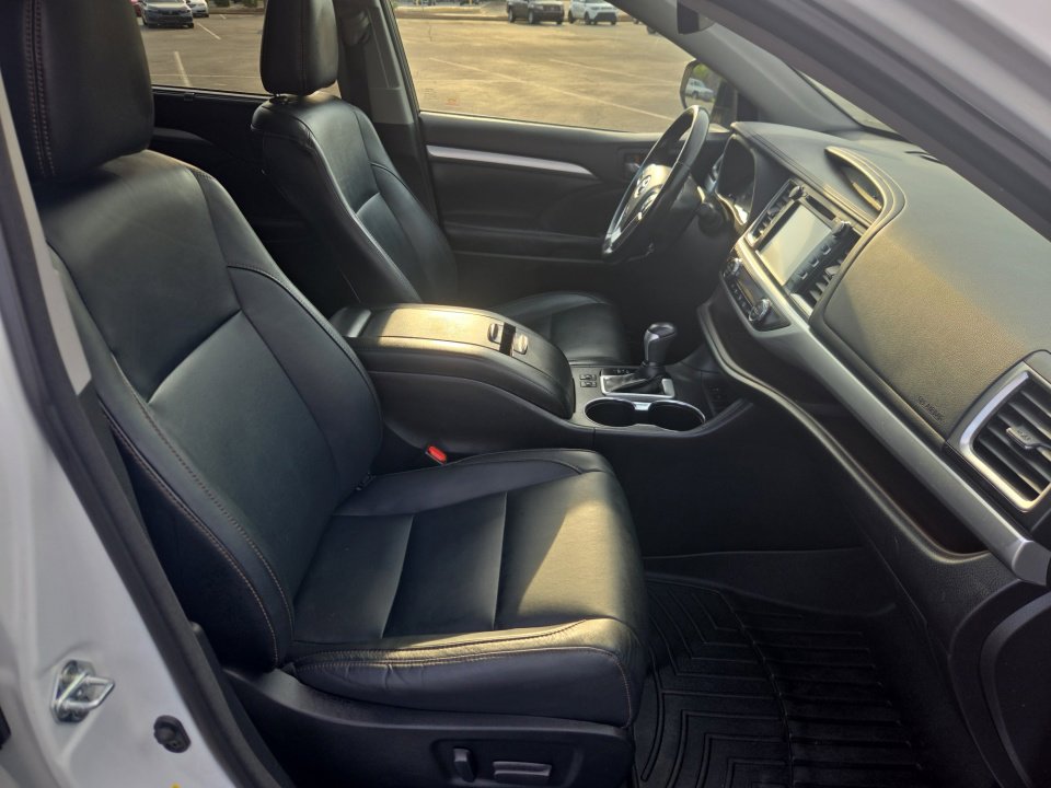 Used 2018 Toyota Highlander XLE FWD image 32