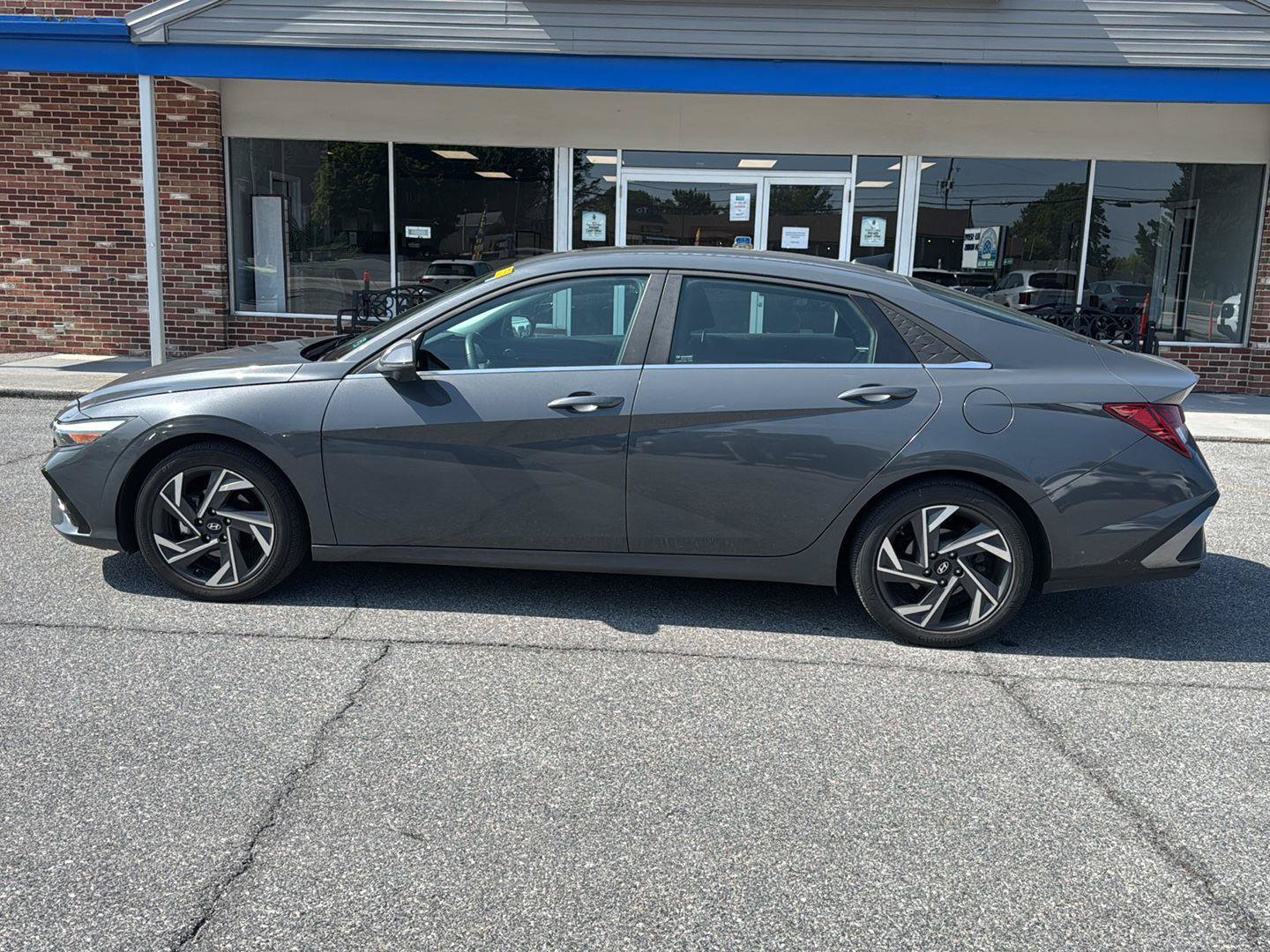 Certified 2024 Hyundai Elantra Limited FWD image 2