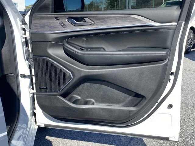Used 2023 Jeep Grand Cherokee Overland w/ Luxury Tech Group IV AWD/4WD image 29