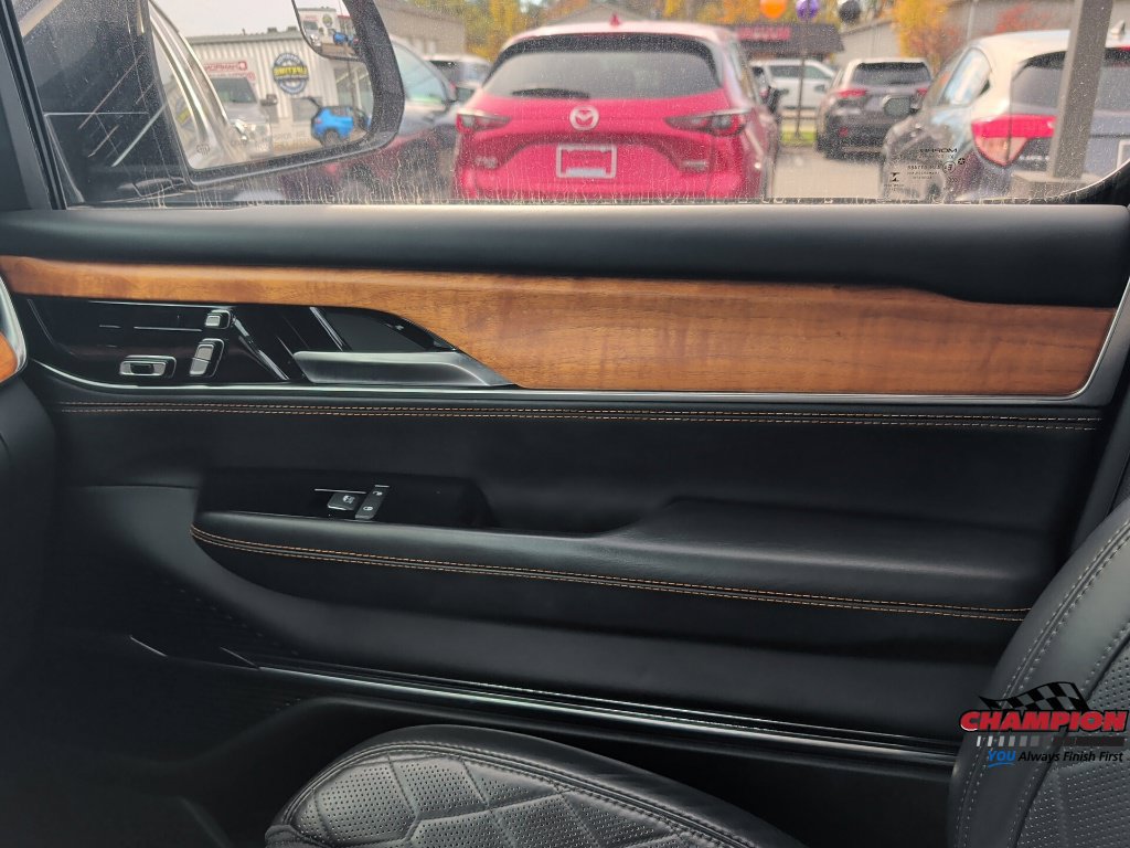 Used 2022 Jeep Grand Wagoneer Series III w/ Rear-Seat Entertainment Group AWD/4WD image 25