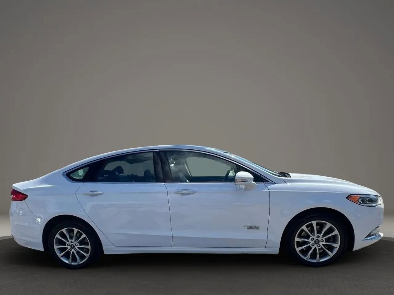 Used 2017 Ford Fusion Energi SE image 4