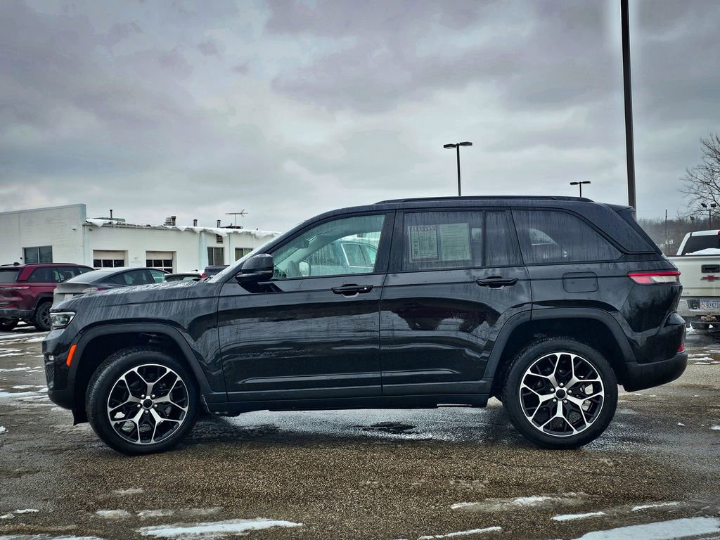 Used 2023 Jeep Grand Cherokee Limited w/ Black Appearance Package image 6