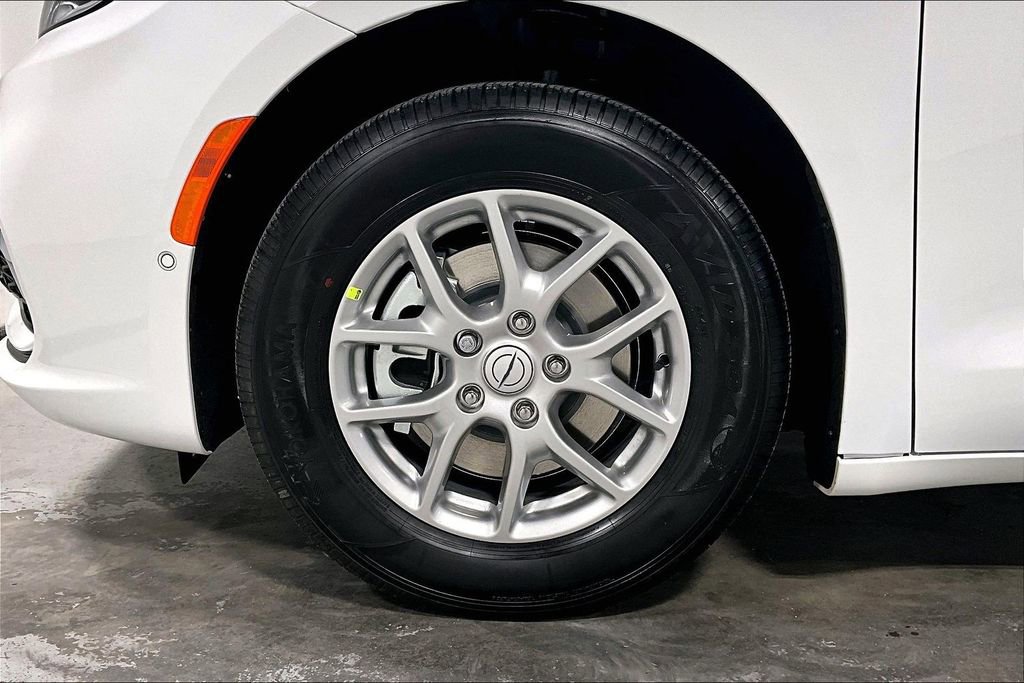 New 2026 Chrysler Pacifica Select image 30