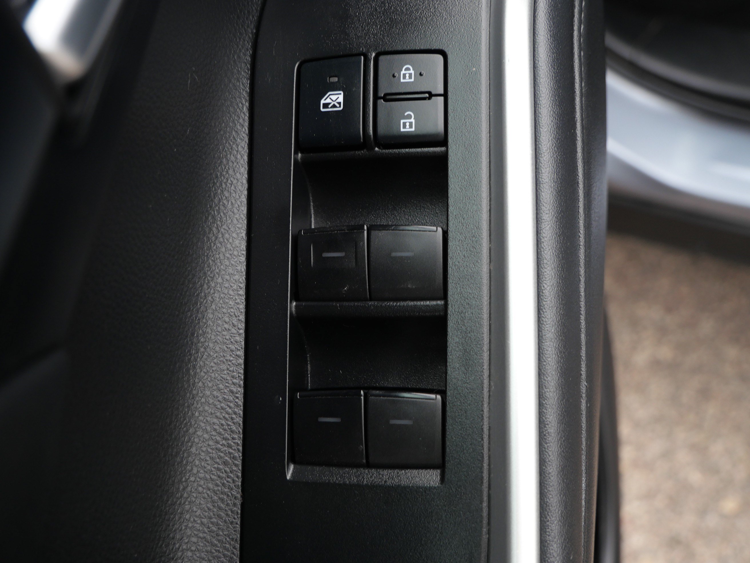 Used 2021 Toyota Highlander XLE AWD/4WD image 19