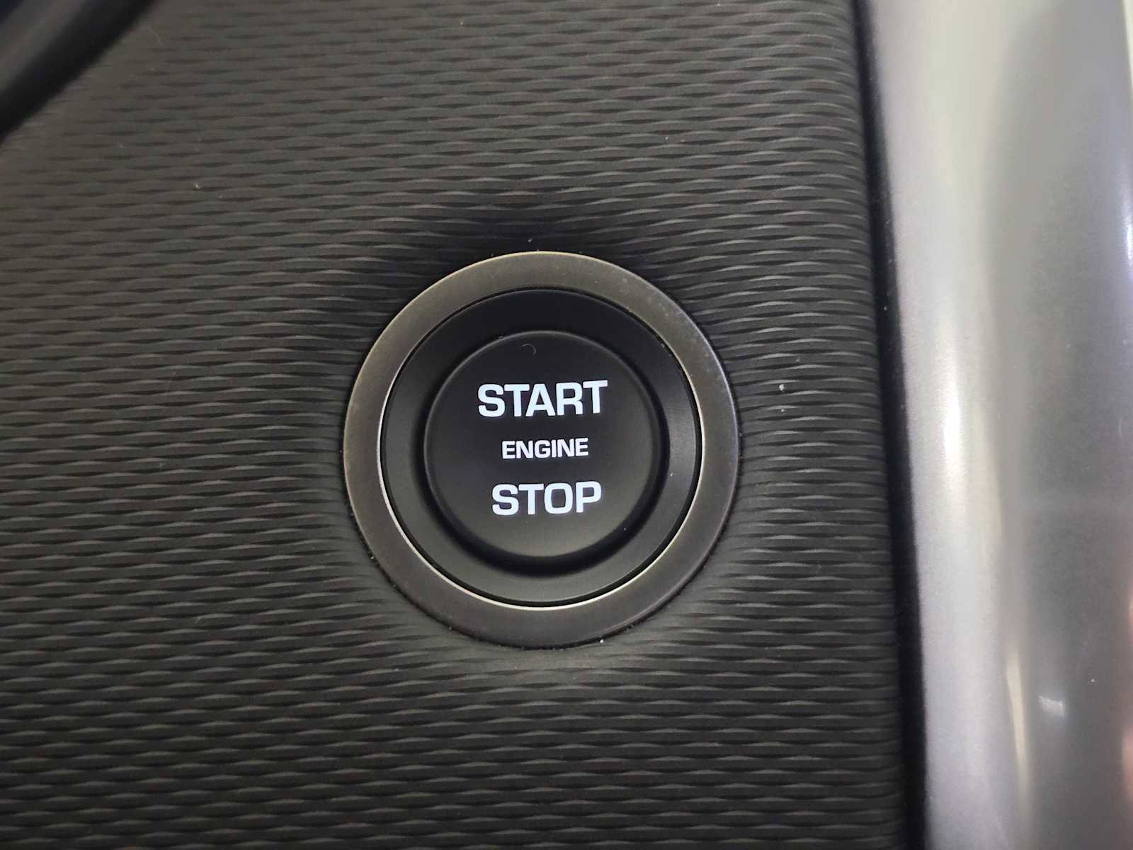 Used 2025 Land Rover Discovery Dynamic SE image 36