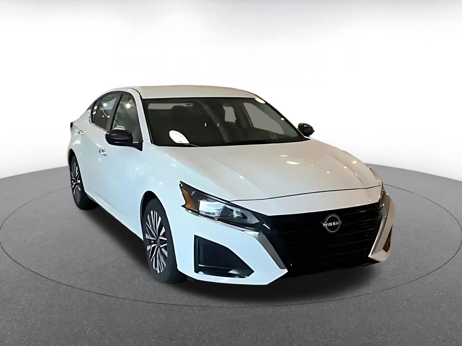 Used 2025 Nissan Altima 2.5 SV FWD image 14