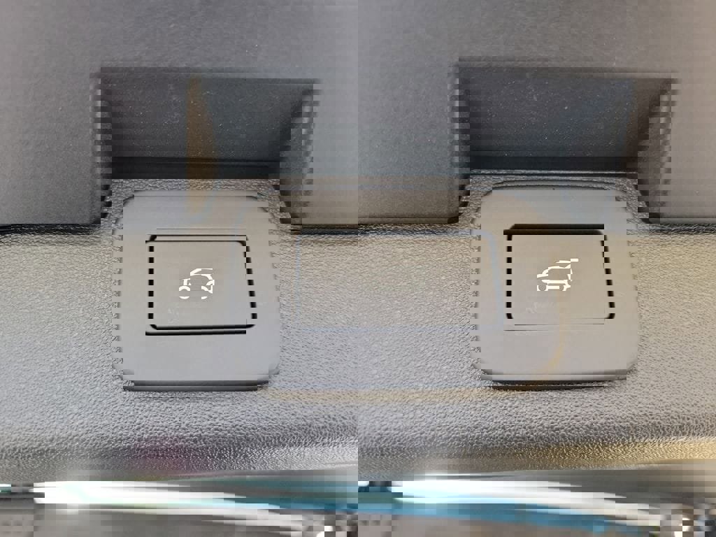 New 2024 Land Rover Discovery Metropolitan Edition image 32