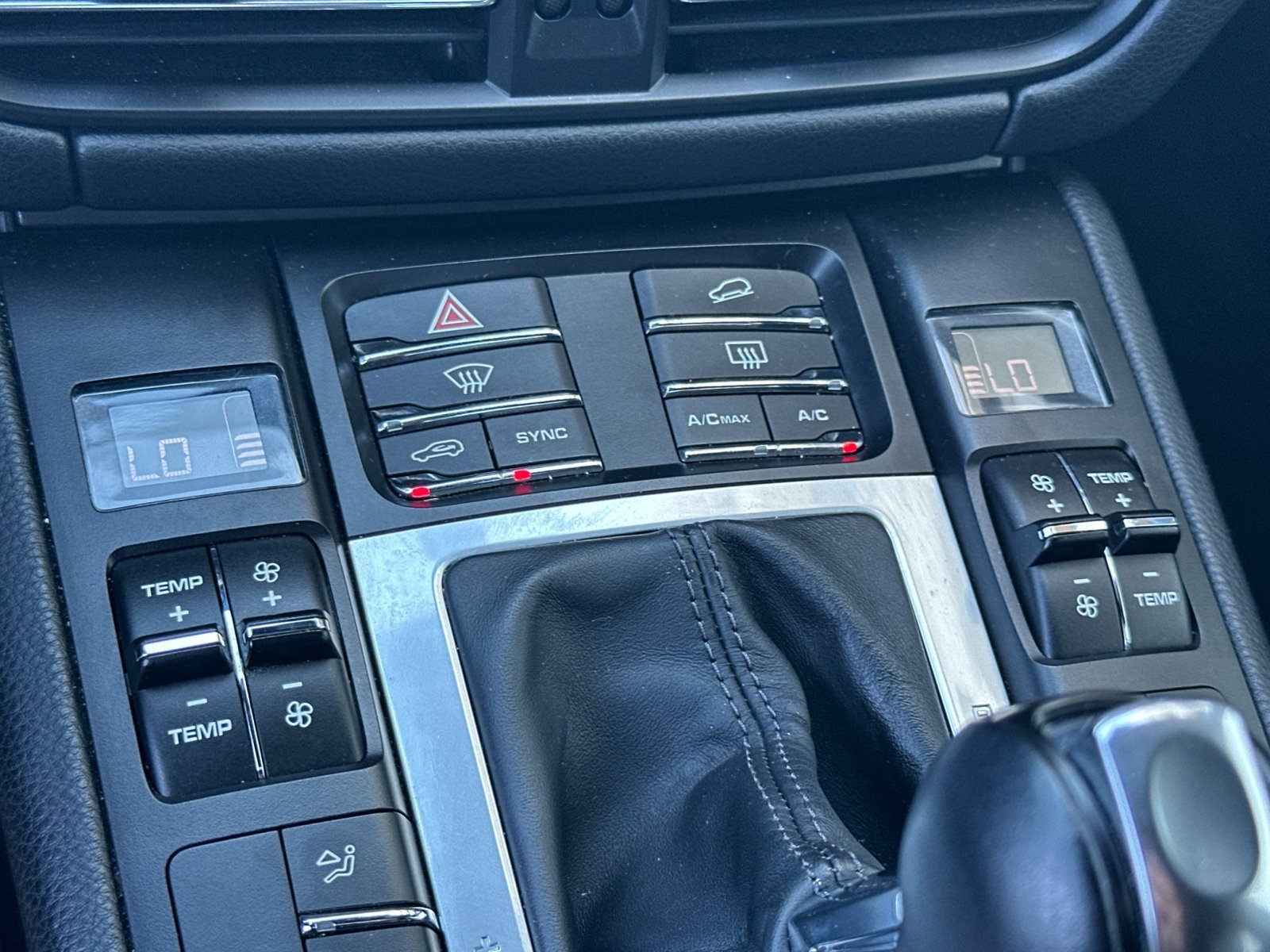 Certified 2020 Porsche Macan AWD/4WD image 16