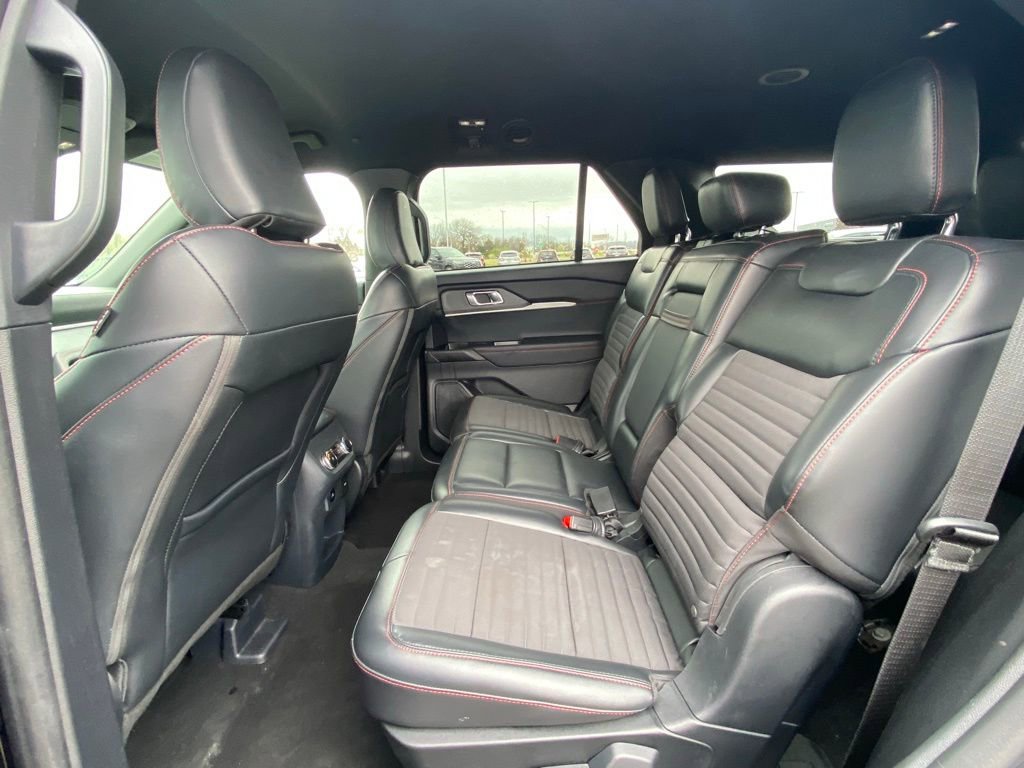 Used 2025 Ford Explorer ST-Line w/ ST-Line Street Pack image 25