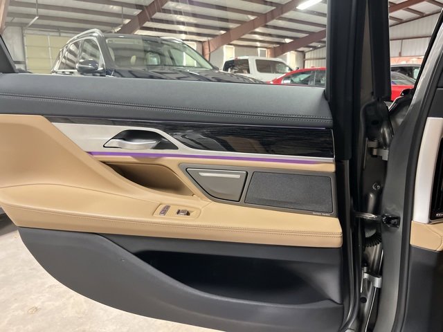 Used 2021 BMW 750i xDrive w/ M Sport Package image 15