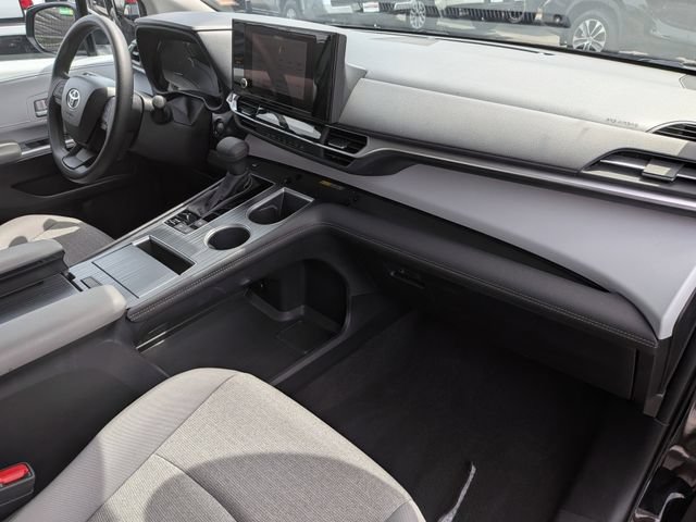 Used 2026 Toyota Sienna LE FWD image 29