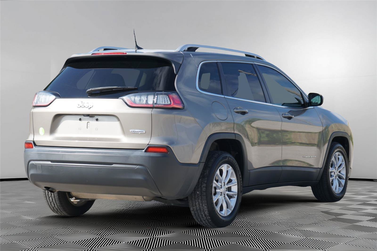 Used 2019 Jeep Cherokee Latitude w/ Popular Appearance Group FWD image 5