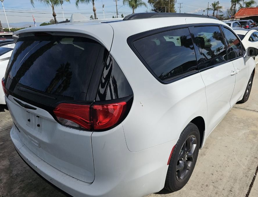 Used 2018 Chrysler Pacifica Touring-L w/ Premium Audio Group FWD image 18