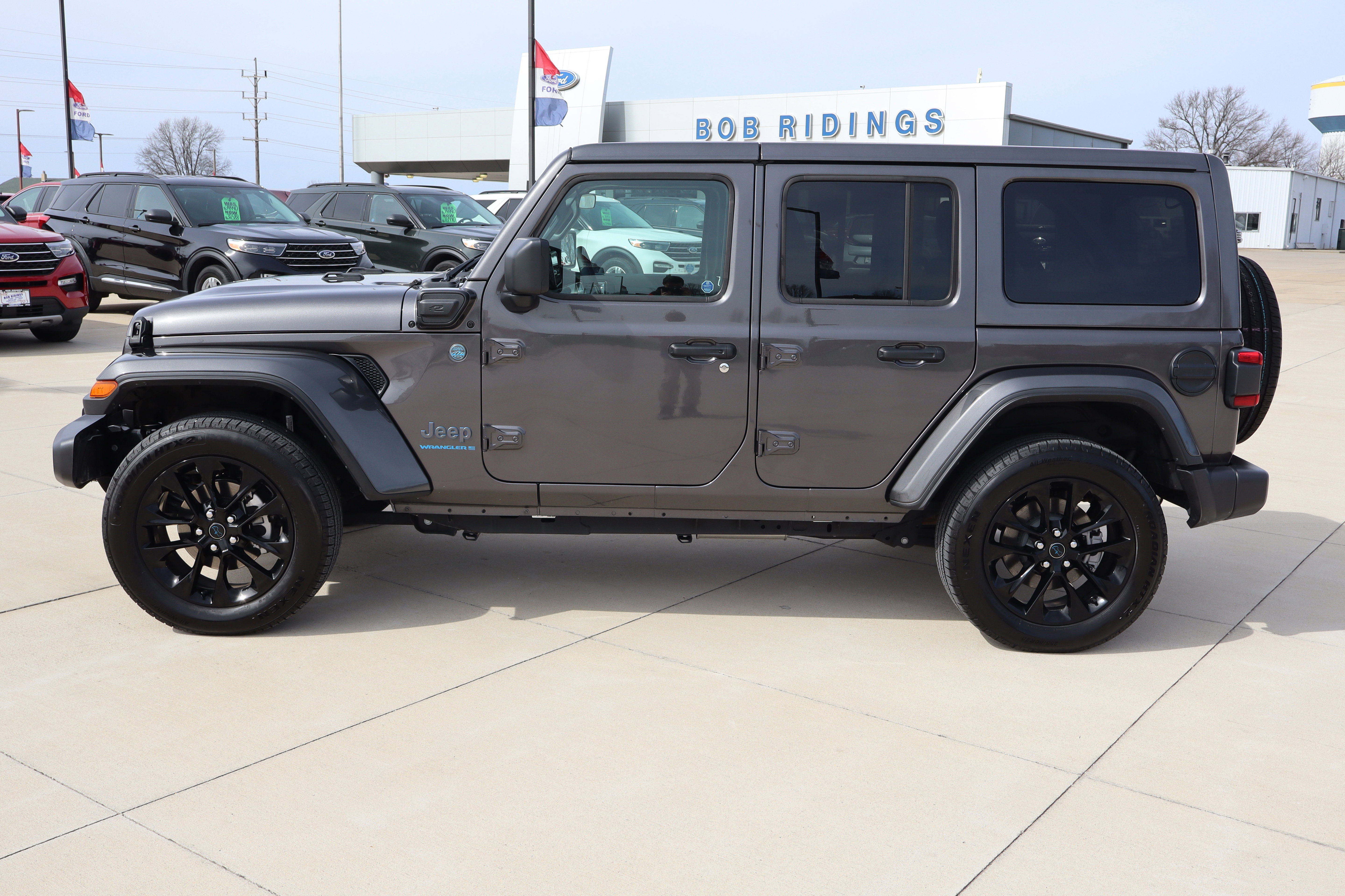 Used 2025 Jeep Wrangler Sahara w/ Safety Group image 9