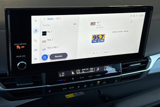 Certified 2026 Toyota Sienna XLE FWD image 24