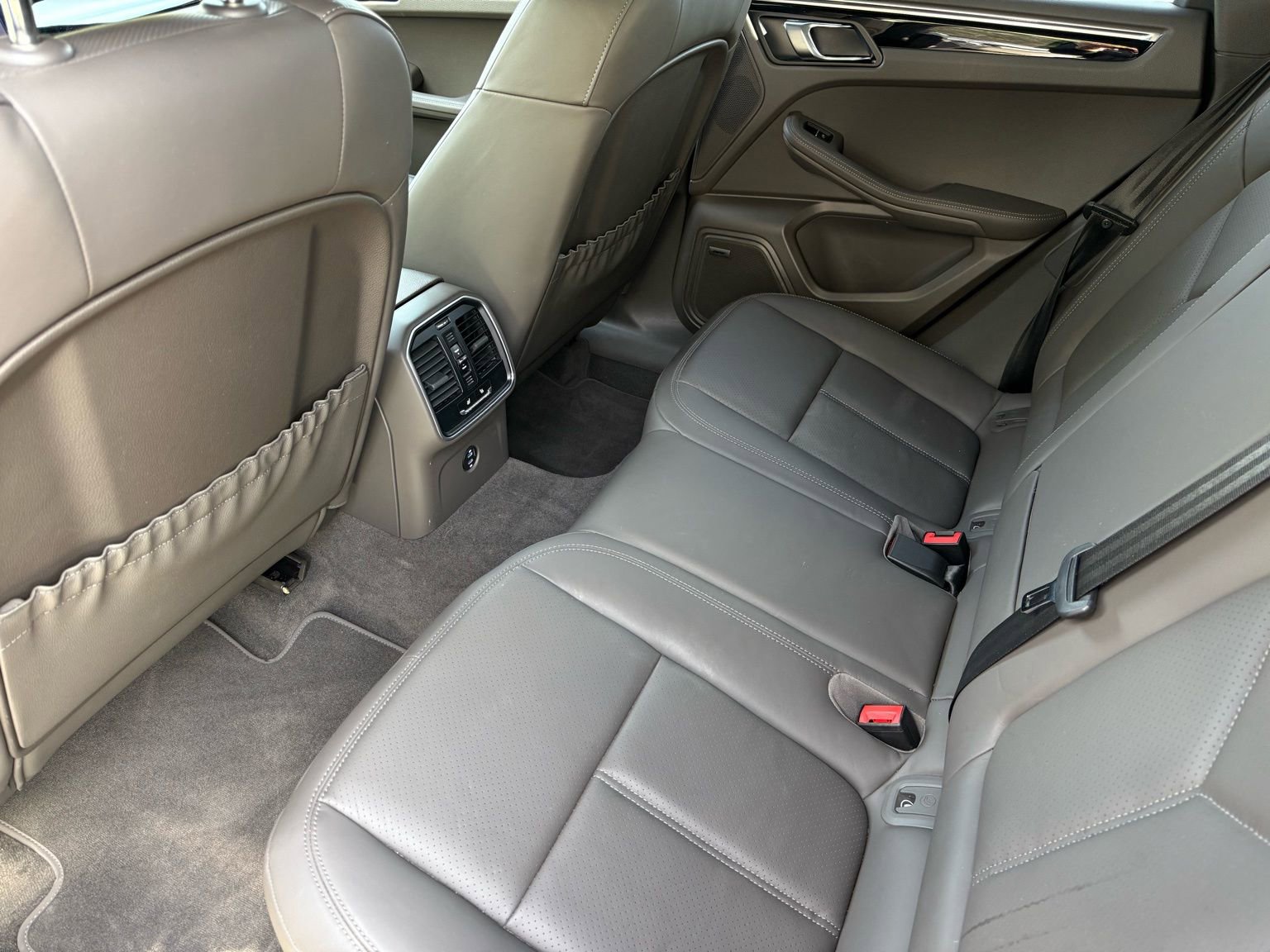 Used 2025 Porsche Macan image 31