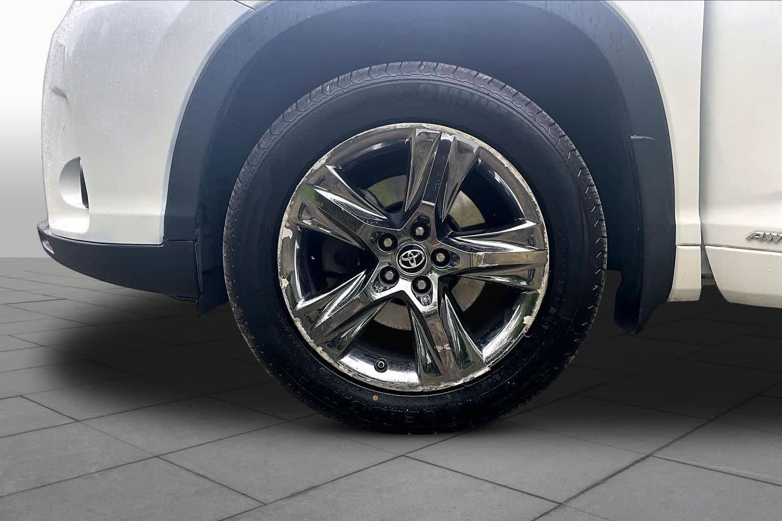 Used 2017 Toyota Highlander Limited Platinum AWD/4WD image 11