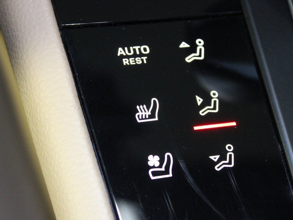 Used 2025 Porsche Macan w/ Premium Package Plus image 32