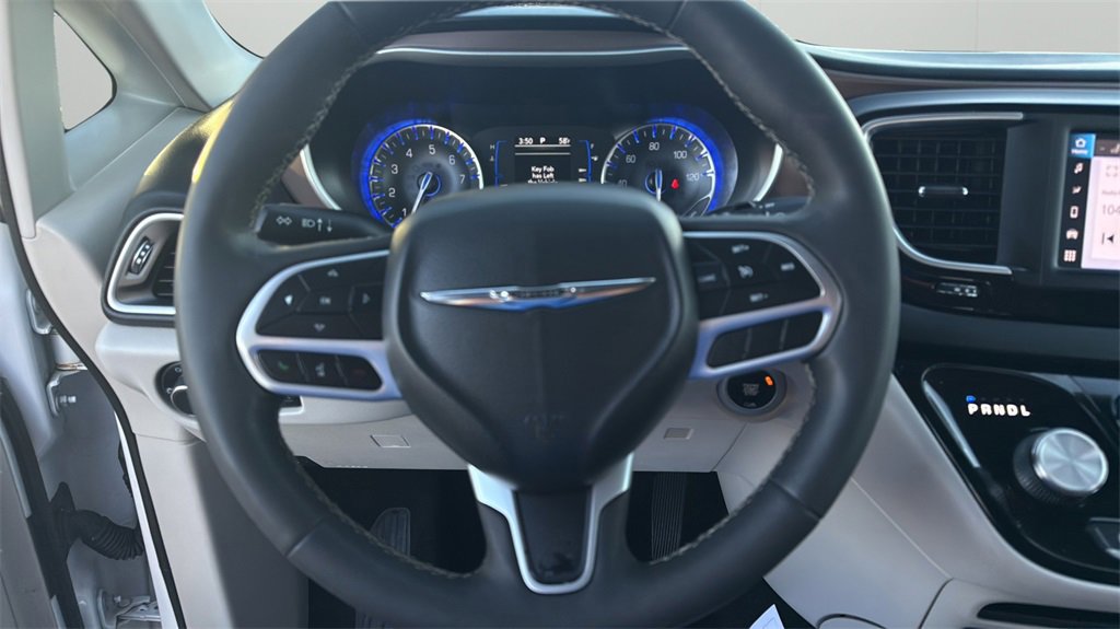 Used 2022 Chrysler Voyager LX image 40