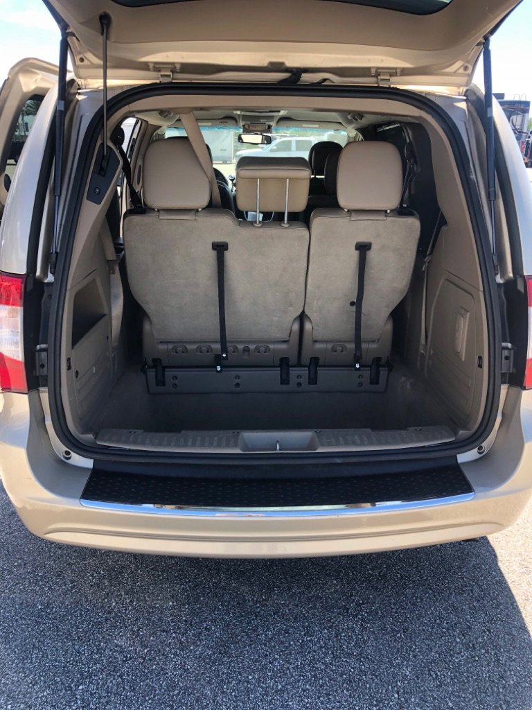 Used 2014 Chrysler Town & Country Touring FWD image 14