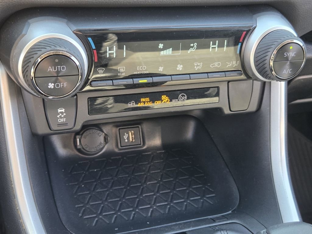Used 2025 Toyota RAV4 XLE image 18