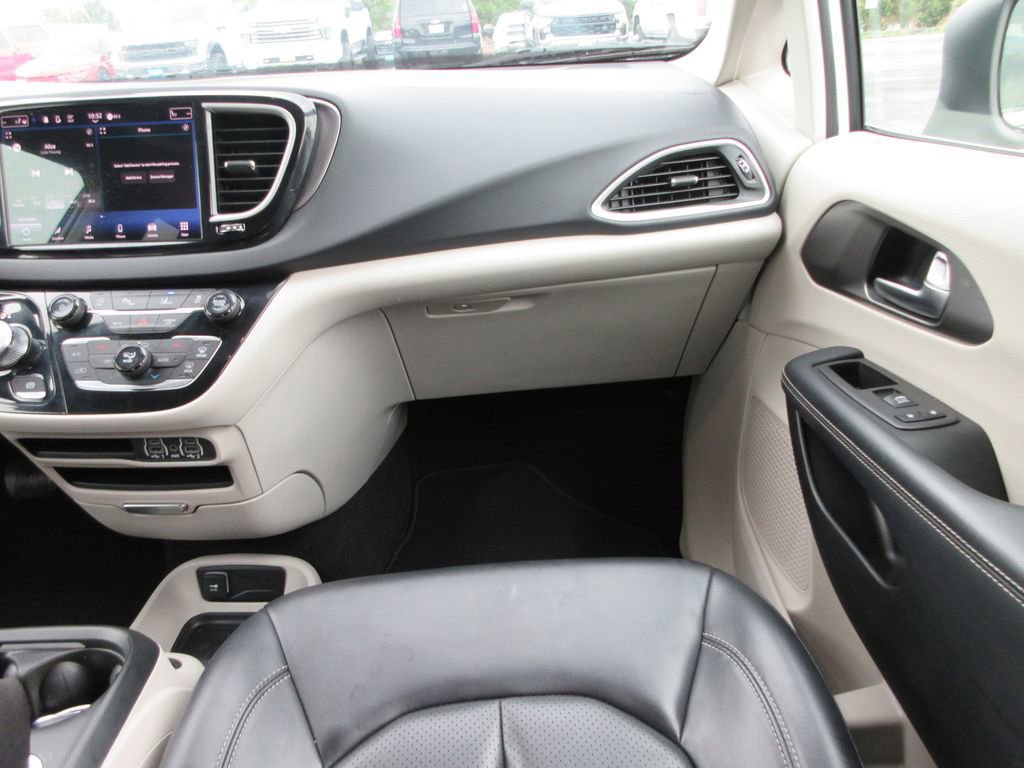 Used 2023 Chrysler Pacifica Touring-L image 16