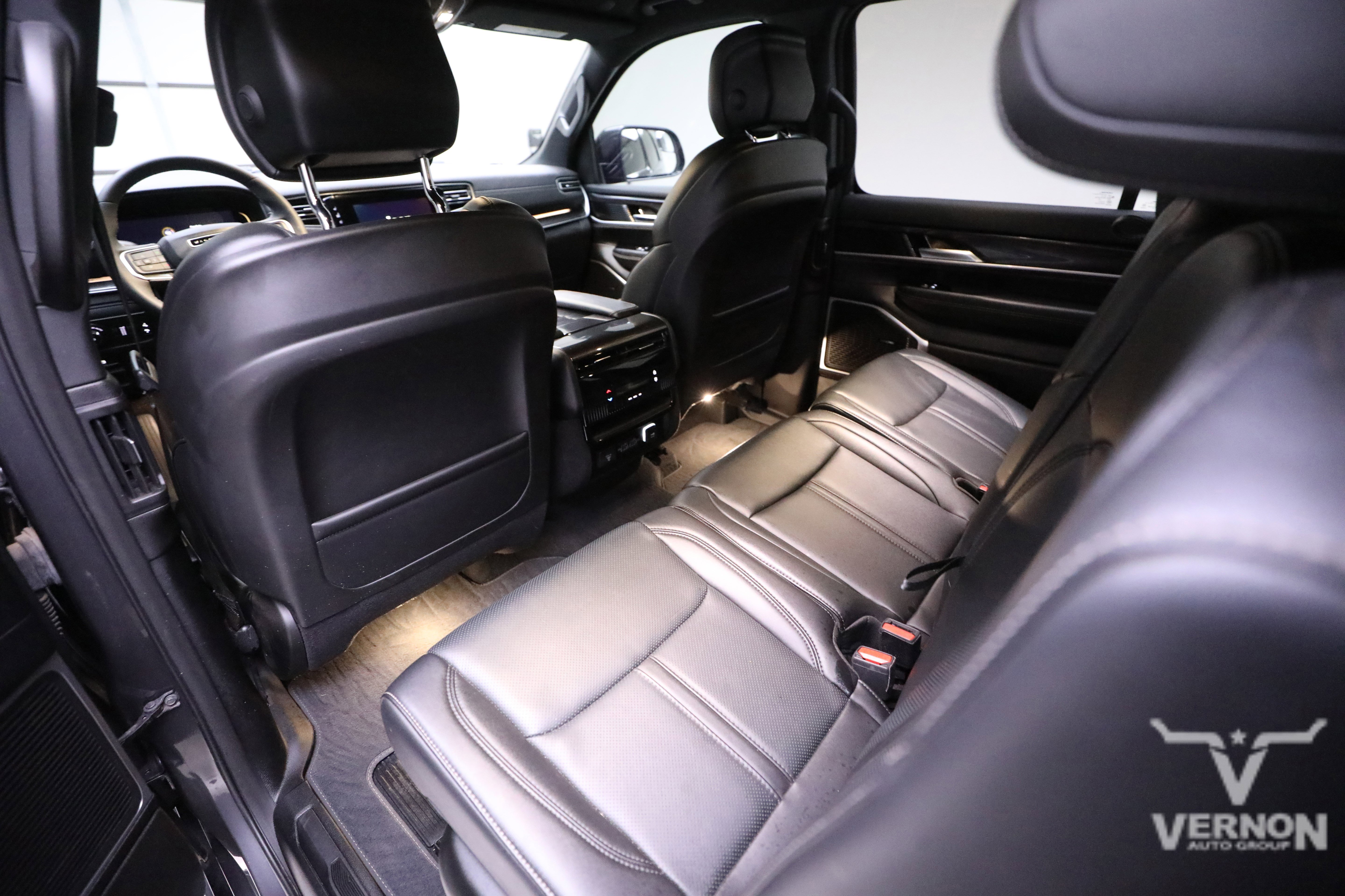 Used 2024 Jeep Wagoneer 4WD w/ HD Trailer Tow Package image 9