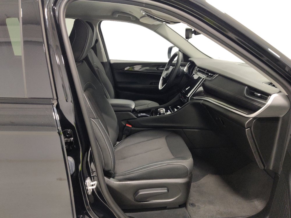 Used 2023 Jeep Grand Cherokee Laredo AWD/4WD image 21