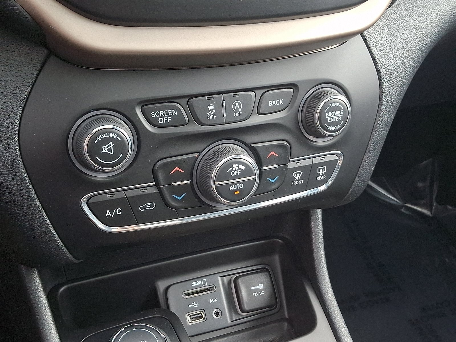 Used 2016 Jeep Cherokee Limited AWD/4WD image 16