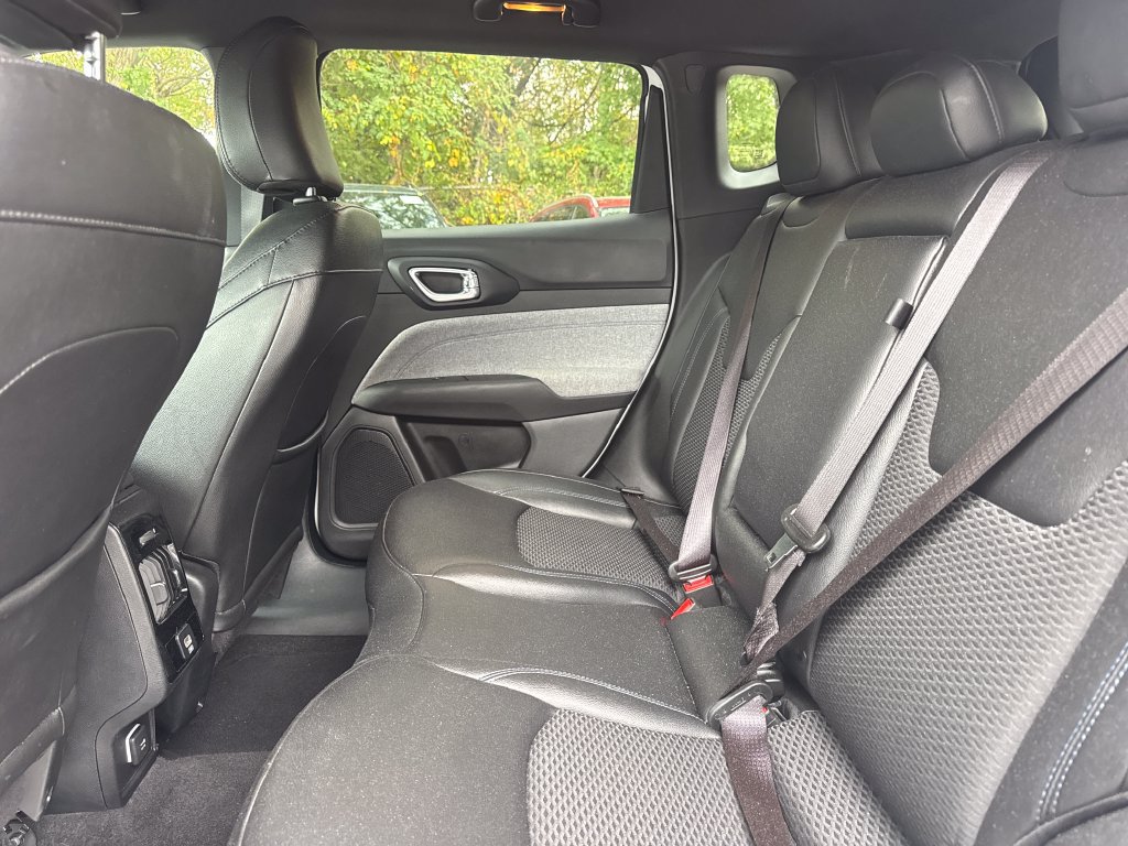 Used 2024 Jeep Compass Latitude AWD/4WD image 11