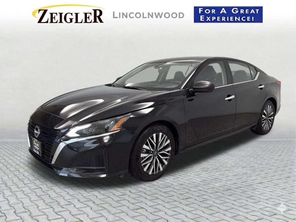 Used 2024 Nissan Altima 2.5 SV FWD image 2