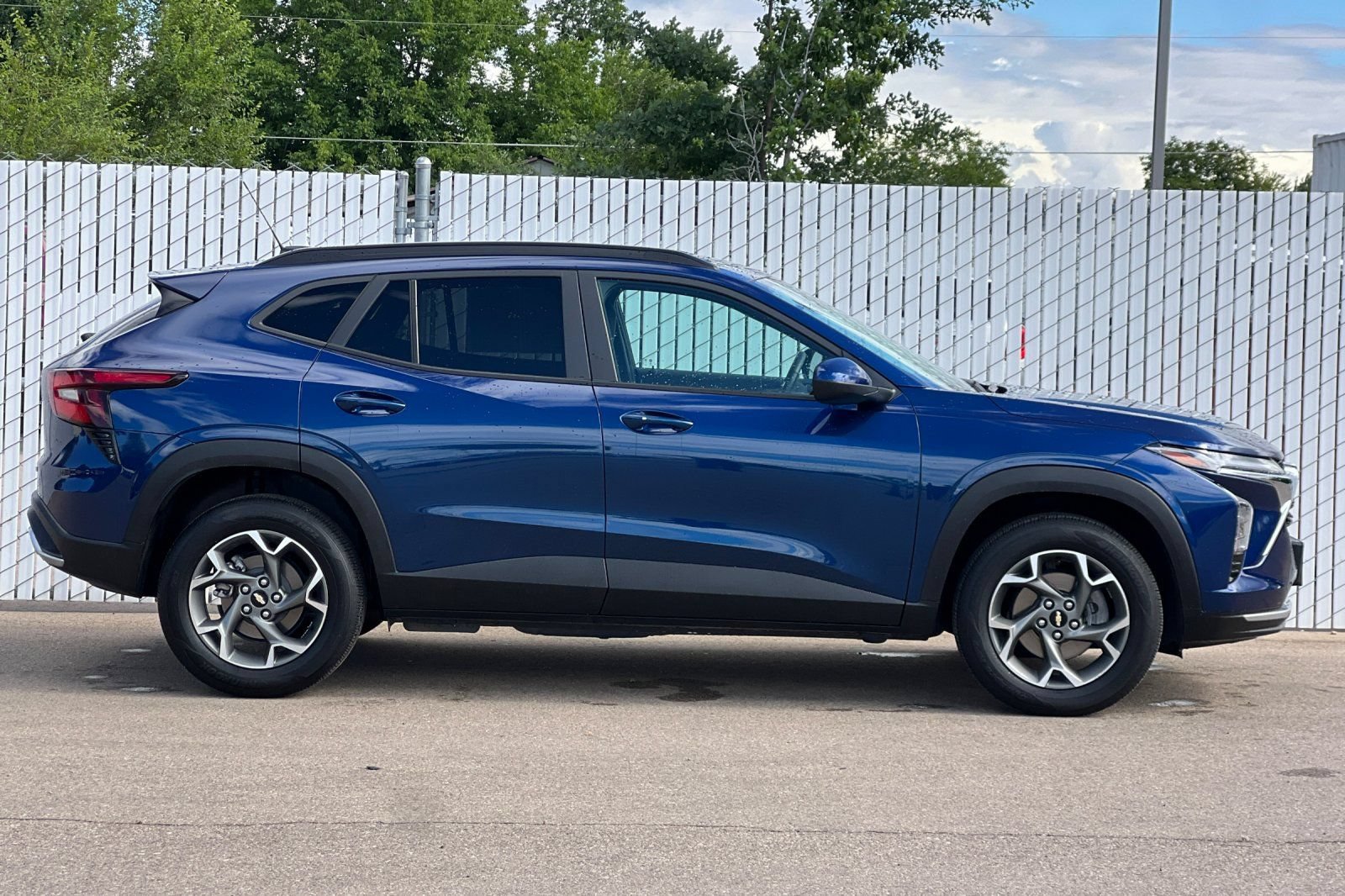 Used 2024 Chevrolet Trax LT w/ LT Convenience Package FWD image 3