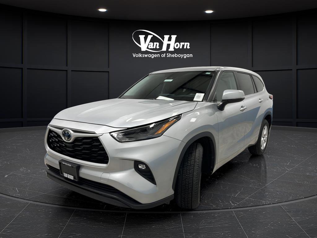 Used 2023 Toyota Highlander LE FWD image 3