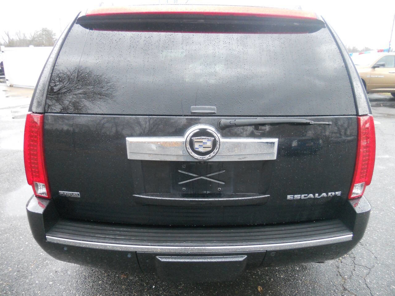 Used 2011 Cadillac Escalade Luxury image 24