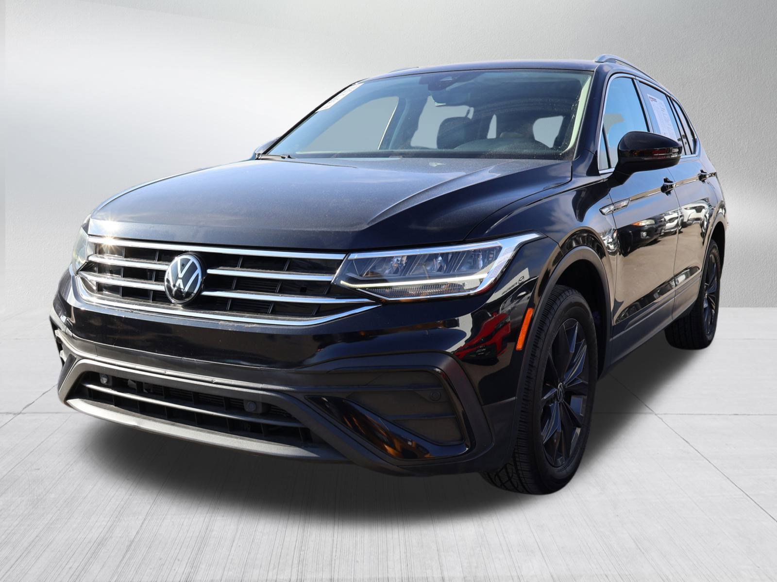Used 2022 Volkswagen Tiguan SE w/ Panoramic Sunroof Package image 3