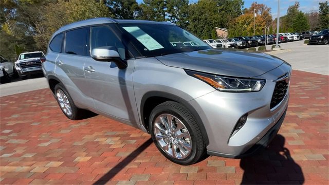 Used 2023 Toyota Highlander Limited image 3