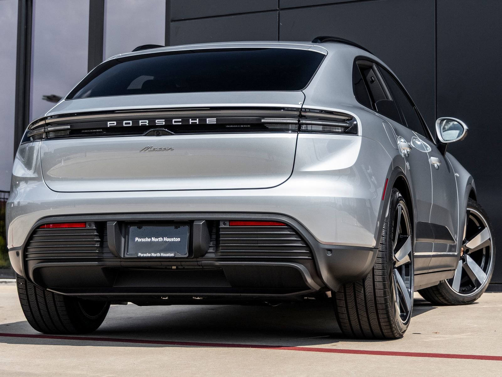 Certified 2025 Porsche Macan Electric image 11