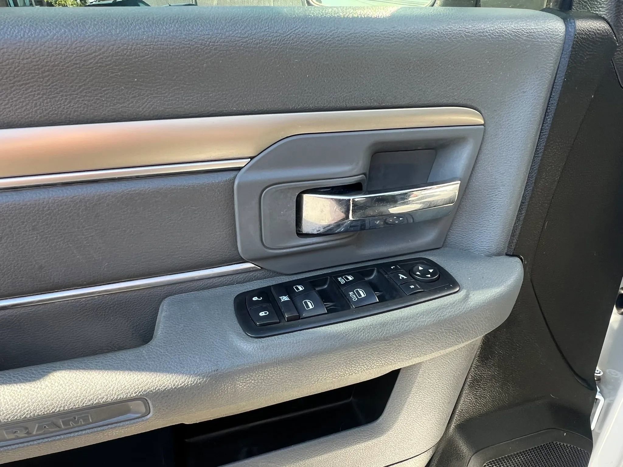 Used 2018 RAM 1500 SLT AWD/4WD image 12