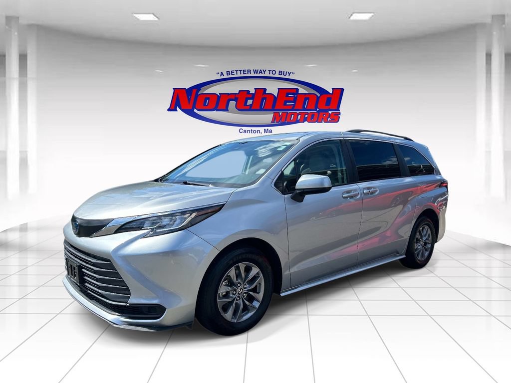 Used 2023 Toyota Sienna LE AWD/4WD image 3