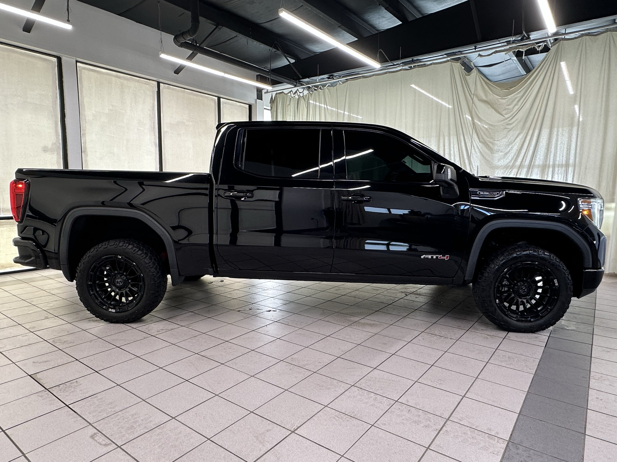 Used 2021 GMC Sierra 1500 AT4 w/ AT4 Preferred Package AWD/4WD image 2