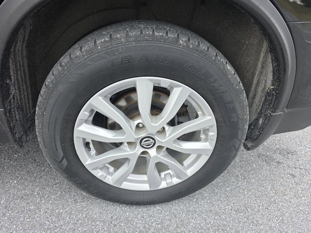 Used 2020 Nissan Rogue SV image 35