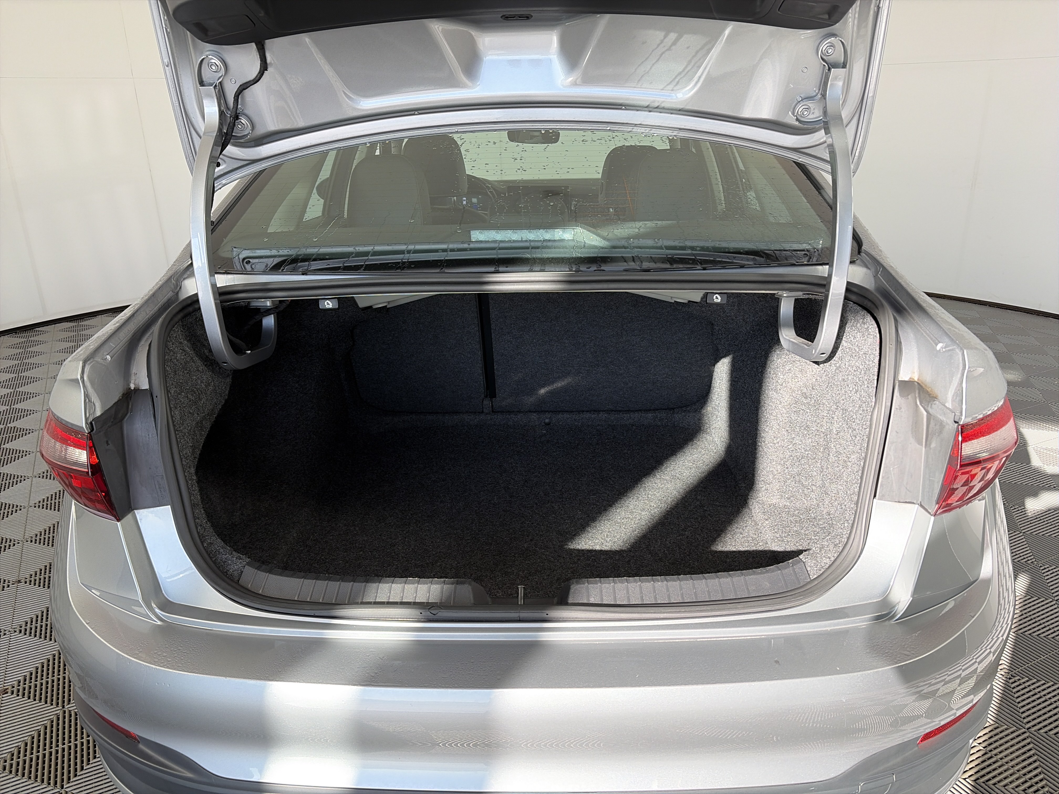 Used 2025 Volkswagen Jetta SE FWD image 14