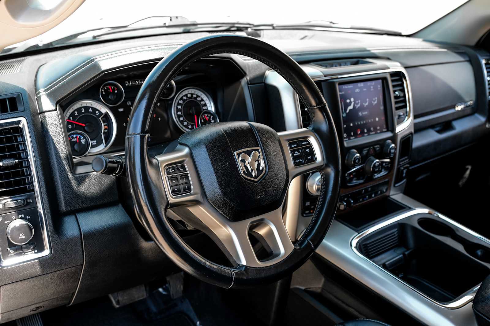 Used 2018 RAM 1500 Laramie w/ Convenience Group AWD/4WD image 18