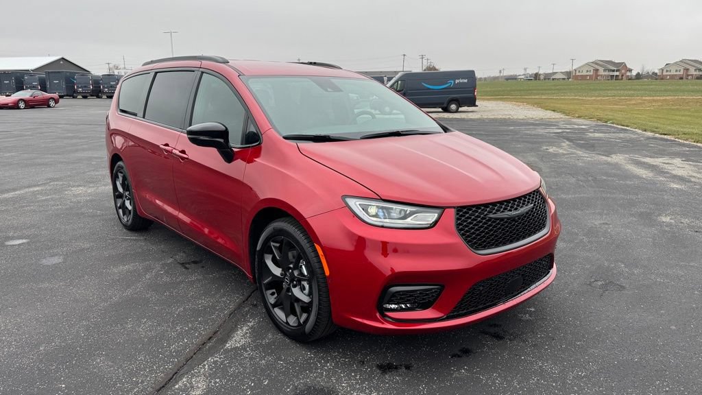 New 2026 Chrysler Pacifica Select w/ S Appearance Package