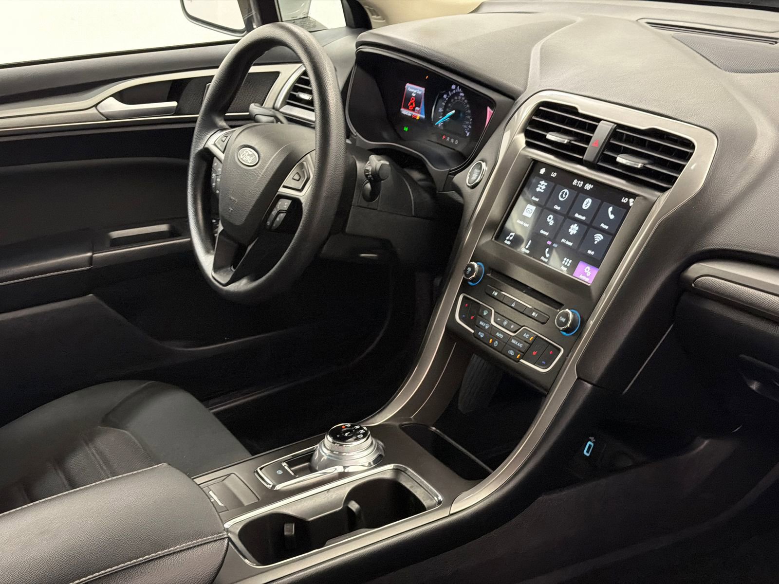 Used 2018 Ford Fusion SE w/ Fusion SE Technology Package FWD image 8
