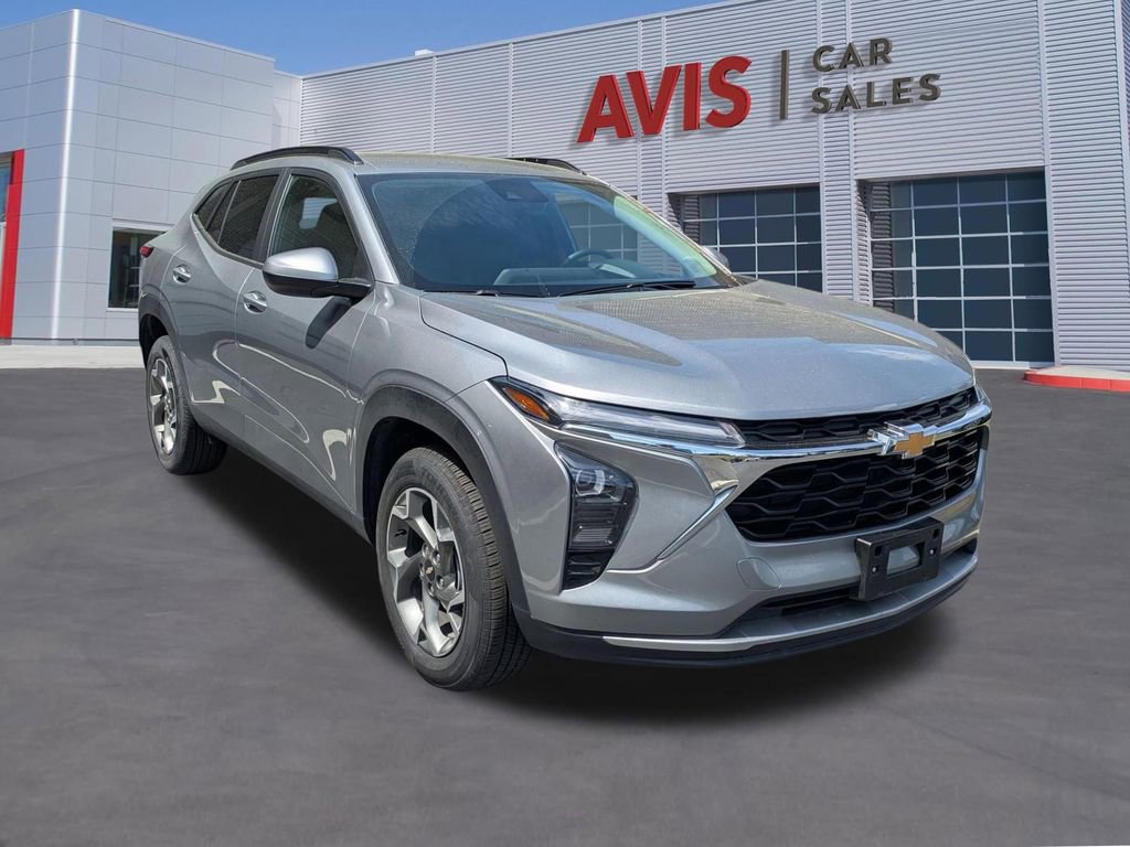 Used 2025 Chevrolet Trax LT w/ LT Convenience Package image 3