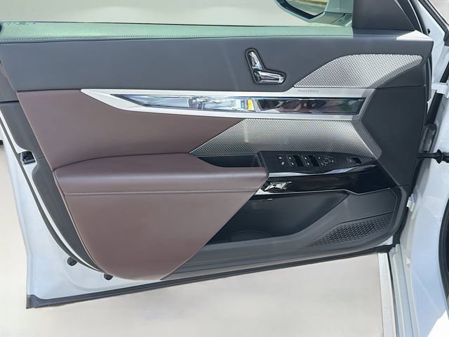 Used 2025 BMW i7 eDrive50 w/ Premium Package RWD image 21