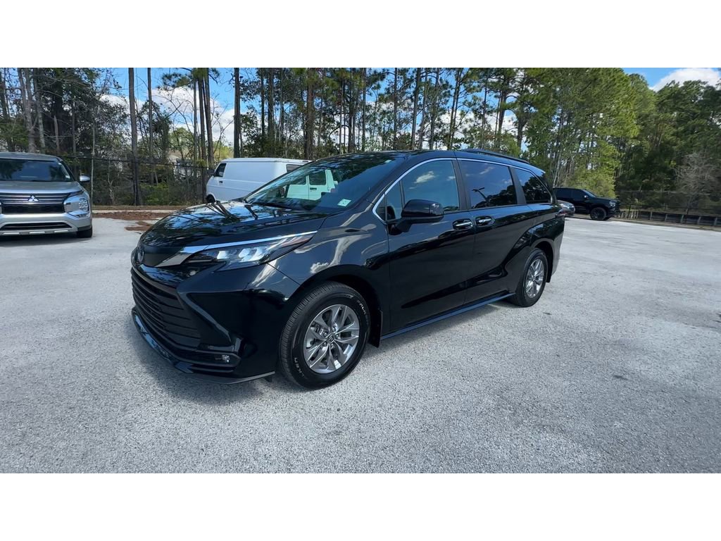 Used 2025 Toyota Sienna XLE FWD image 4